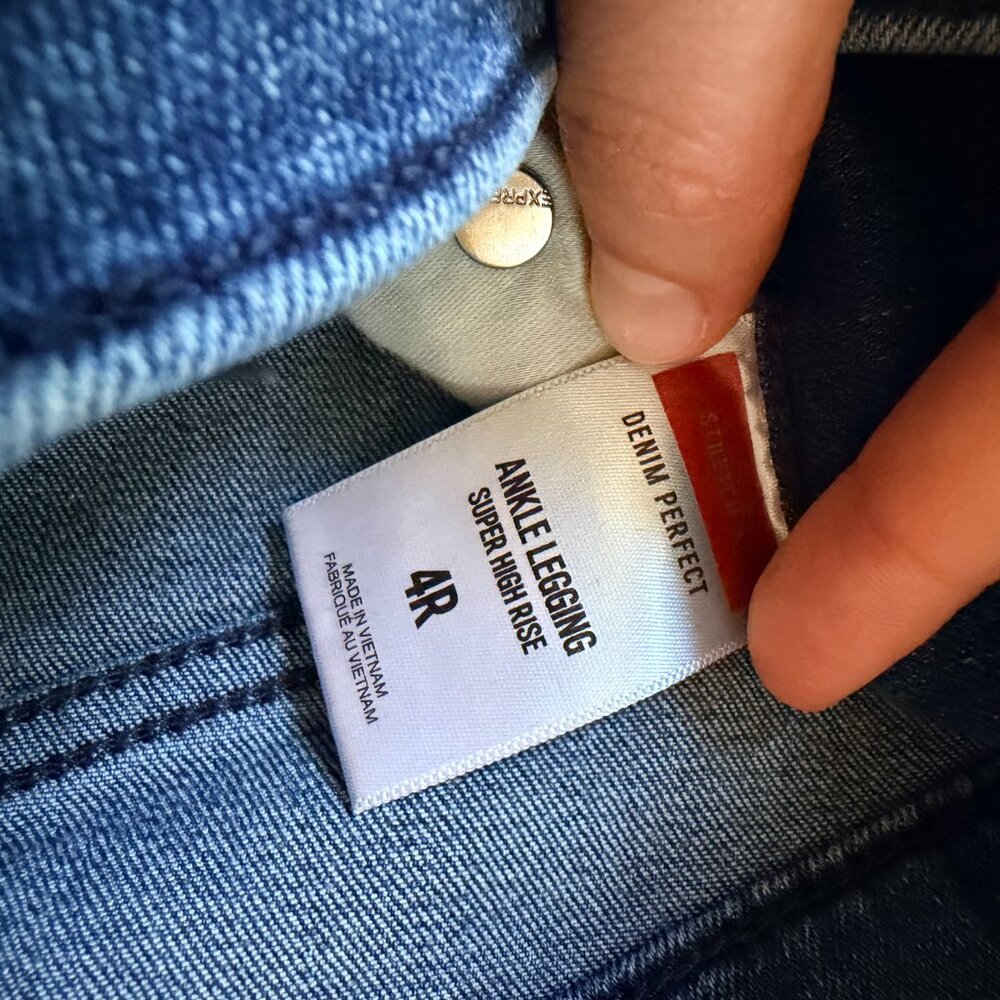 EXPRESS Super High Rise Button Detail Skinny Jean Size 4R - Picture 5 of 6